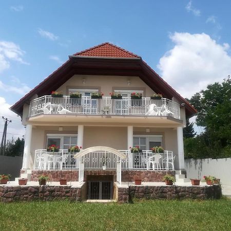 Lotti Ueduelohaz Balatonalmadi Exterior photo